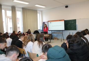 Organizata ÇOHU! mban ligjëratë me nxënësit e Gjimnazit “Eqrem Çabej” në Vushtrri, për rrezikun nga dezinformatat dhe lajmet e rreme