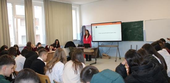Organizata ÇOHU! mban ligjëratë me nxënësit e Gjimnazit “Eqrem Çabej” në Vushtrri, për rrezikun nga dezinformatat dhe lajmet e rreme