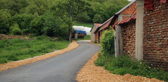 Banorët e kënaqur me asfaltimin e rrugëve lokale në fshatrat e Vushtrrisë
