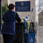 Kontraktorët  privat po cenojnë të drejtat e punëtorëve të pastrimit dhe sigurimit