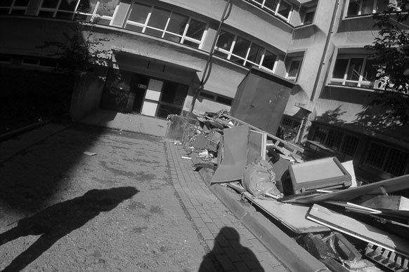 Një imazh që përmban i jashtëm, rrugë, ndërtesë, tokë  Përmbajtja e gjeneruar me AI mund të jetë e pasaktë.