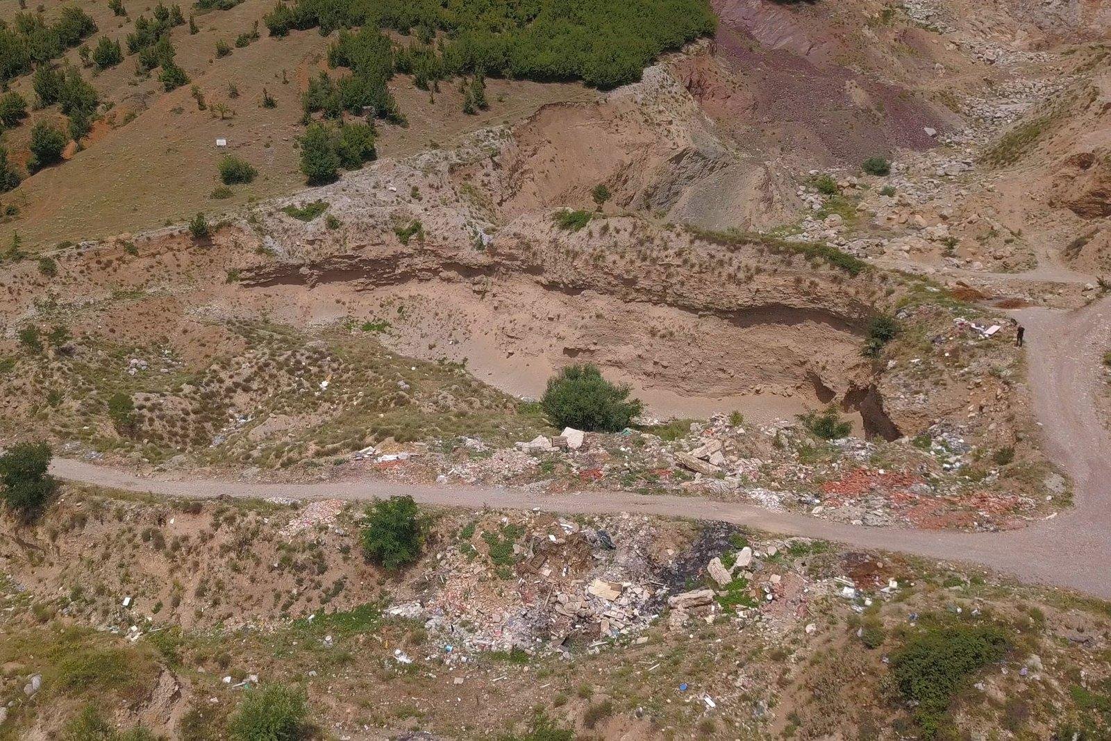 Ky degradim është bërë ndër vite në fshatin Vrellë të Komunës së Istogut nga dy gurthyes, të cilët nuk e kanë rehabilituar vendin pas gërmimeve. Për këtë arsye ato janë proceduar në gjykatë, por të dy lëndët janë parashkruar nga gjykata