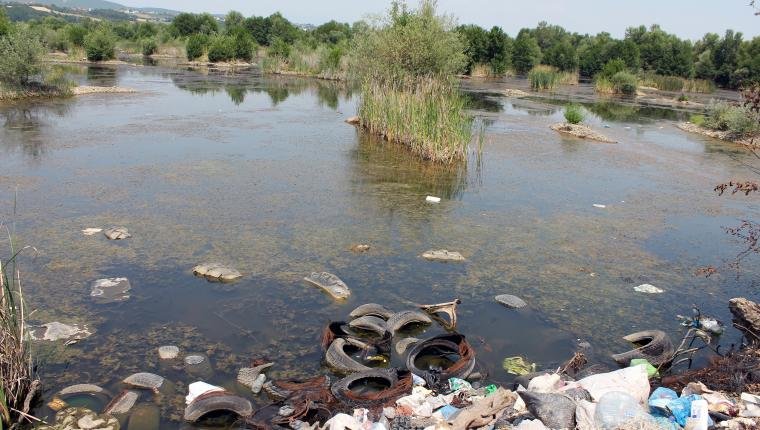 Përgjatë Drinit të ndotur: ujëra të zeza, mbeturina dhe eksploatim