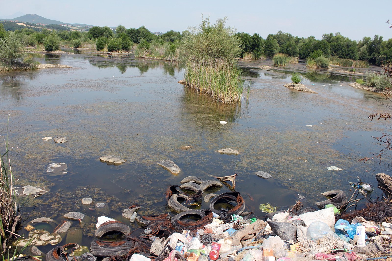 Përgjatë Drinit të ndotur: ujëra të zeza, mbeturina dhe eksploatim